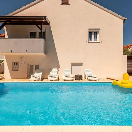 Villa Ariane With Pool