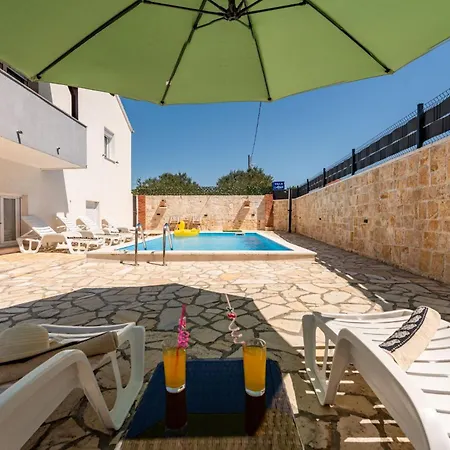 Villa Ariane With Pool Policnik