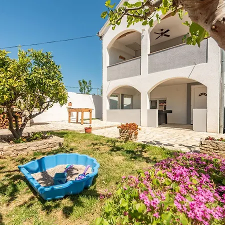 Ariane With Pool Villa